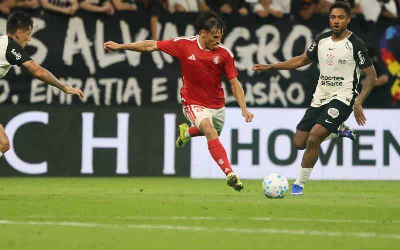 Bernabei marcou um golaço de fora da área e garantiu a vitória colorada