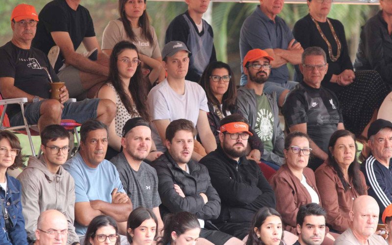 Público lotou as arquibancadas disponiveis na quadra central do São Leopoldo Tênis Clube