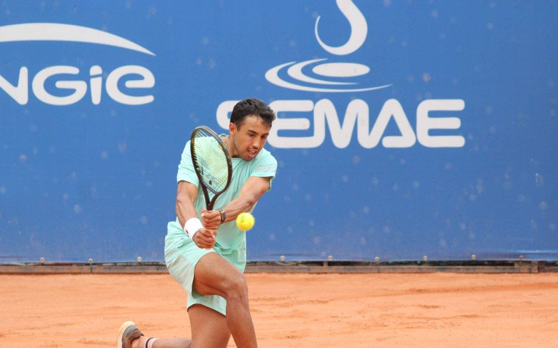 Boliviano Hugo Dellien saiu vencendo, mas acabou sofrendo a virada