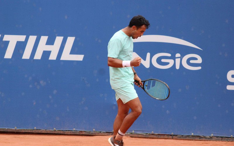 Boliviano Hugo Dellien saiu vencendo, mas acabou sofrendo a virada