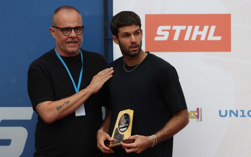 Argentino Facundo Acosta, que venceu o São Léo Open, com o diretor-geral do torneio, José Carlos Ferreira Júnior