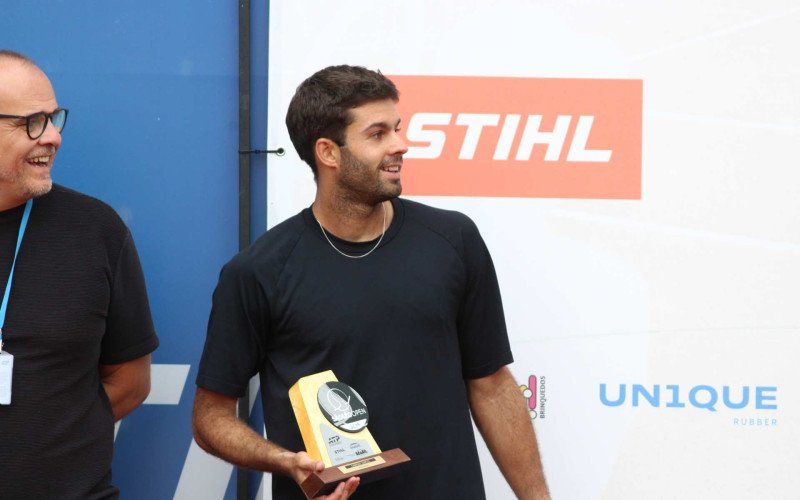 Argentino Facundo Acosta, que venceu o São Léo Open, com o diretor-geral do torneio, José Carlos Ferreira Júnior