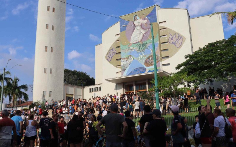 Milhares visitaram o Santuário Sagrado Coração de Jesus, onde está o túmulo de Padre Reus, na Sexta-feira Santa (3)