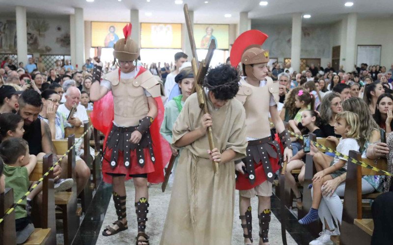 Encenação da Via Sacra foi realizada por crianças e adolescentes da Missa com Crianças