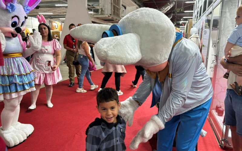 Coelhinhos fizeram a festa da criançada com brincadeiras e chocolates