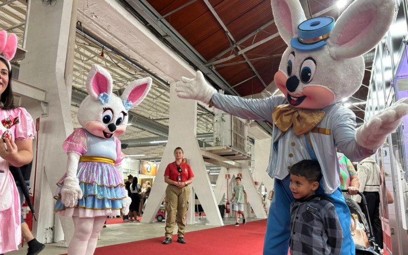 Coelhinhos fizeram a festa da criançada com brincadeiras e chocolates
