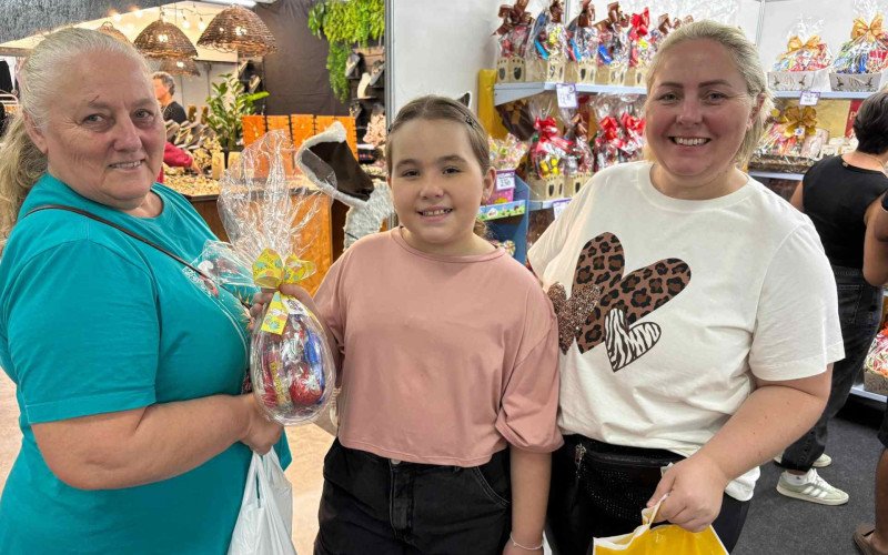 Iara, Laura e Débora aproveitaram a Feira para comprar chocolates | abc+