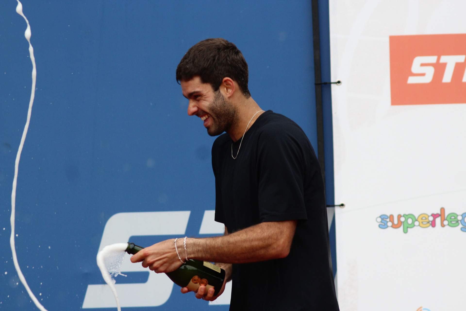 Argentino vence um dos principais torneios de tênis do Brasil e soma 75 pontos no ranking mundial