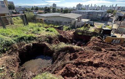 Após uma década, canalização obstruída que fazia esgoto correr em frente às casas começa a ser consertada em Novo Hamburgo