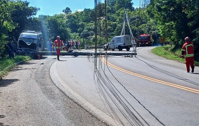 Acidente entre veículos em Presidente Lucena derruba postes, deixa feridos e interdita principal estrada rumo à Serra