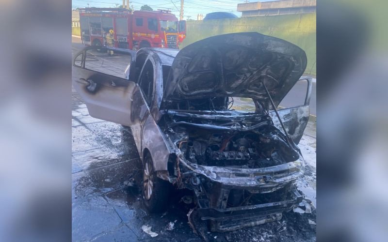 Carro &eacute; destru&iacute;do por inc&ecirc;ndio no acesso &agrave; BR-116, em Novo Hamburgo