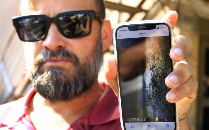 Irmão mais velho fotografou, em um poste de concreto da Avenida Rio dos Sinos, marca do tiro que matou Flávio Lucas dos Santos Grubert | abc+
