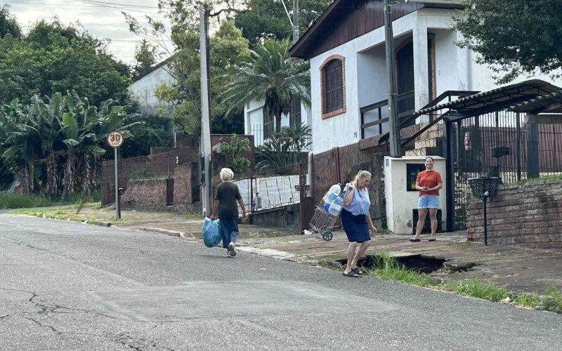 Com problemas na calçada, pedestre precisam dividir espaço com os carros
