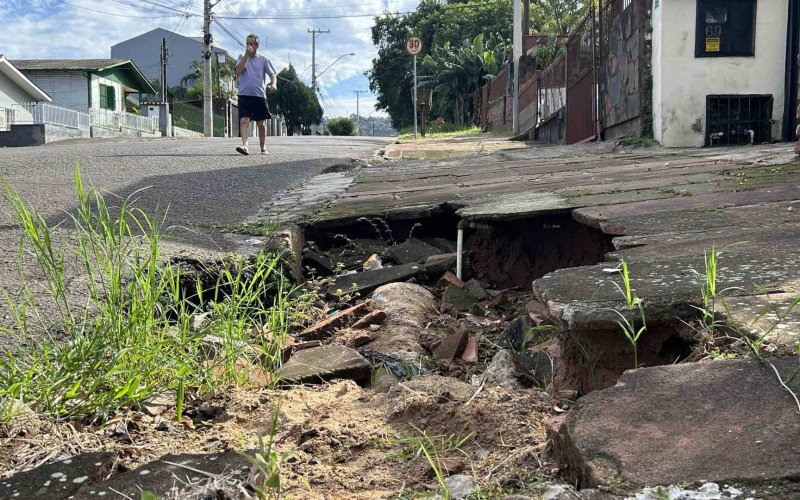 Com problemas na calçada, pedestre precisam dividir espaço com os carros
