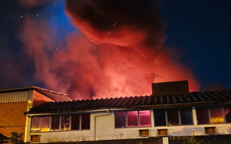 Incêndio atingiu a Renus Soluções em Metais e Plásticos na madrugada desta segunda-feira (6) | abc+
