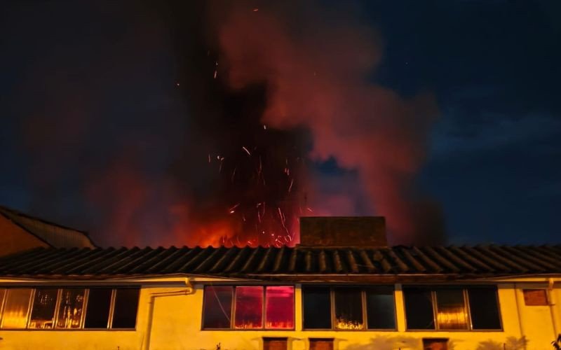 Incêndio atingiu a Renus Soluções em Metais e Plásticos na madrugada desta segunda-feira (6) | abc+