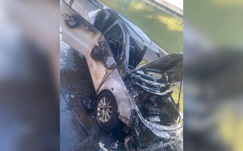 Carro &eacute; destru&iacute;do por inc&ecirc;ndio no acesso &agrave; BR-116, em Novo Hamburgo