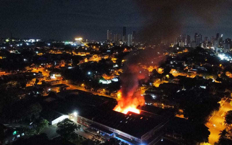 Chamas atingiram um dos pavilhões da antiga Metalúrgica Daniel na madrugada | abc+