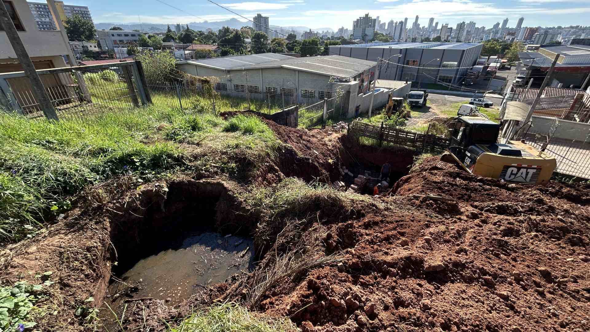 Ap&oacute;s uma d&eacute;cada, canaliza&ccedil;&atilde;o obstru&iacute;da que fazia esgoto correr em frente &agrave;s casas come&ccedil;a a ser consertada em Novo Hamburgo