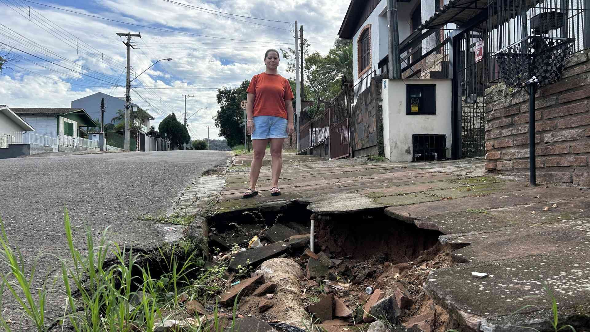 Do buraquinho ao burac&atilde;o: Moradores aguardam conserto de eros&otilde;es h&aacute; mais de 2 anos em Novo Hamburgo
