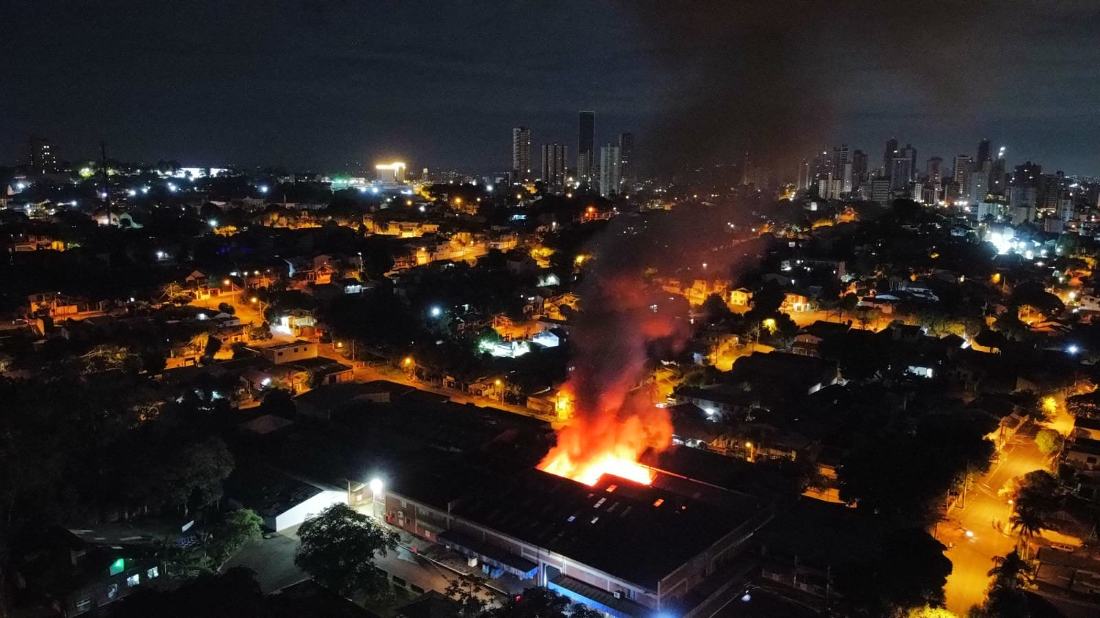 V&Iacute;DEO: Inc&ecirc;ndio atinge pavilh&atilde;o de metal&uacute;rgica em Novo Hamburgo