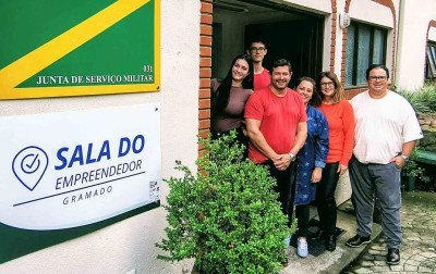 Sala do Empreendedor de Gramado orienta MEIs sobre prazo da declaração anual de faturamento