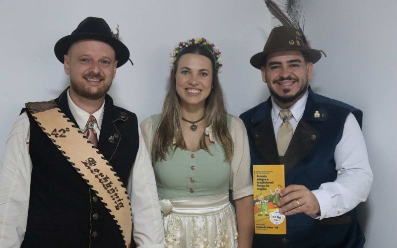 Corte convida para o 43º Festival de Kerb de Estância Velha em visita ao Grupo Sinos. Estavam presentes o rei da edição anterior, Marlon, e os representantes da atual, a rainha Jéssica e o Rei Marcos | abc+