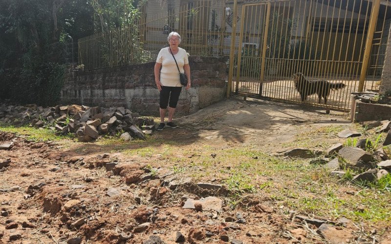 Moradora da Rua Pastor Ehlers, Tecla mostra como ficou a frente da sua casa: com a passagem para carros praticamente bloqueada