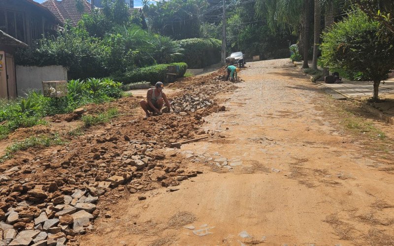 Rua Desembargador Melo Guimarães com equipe da obra