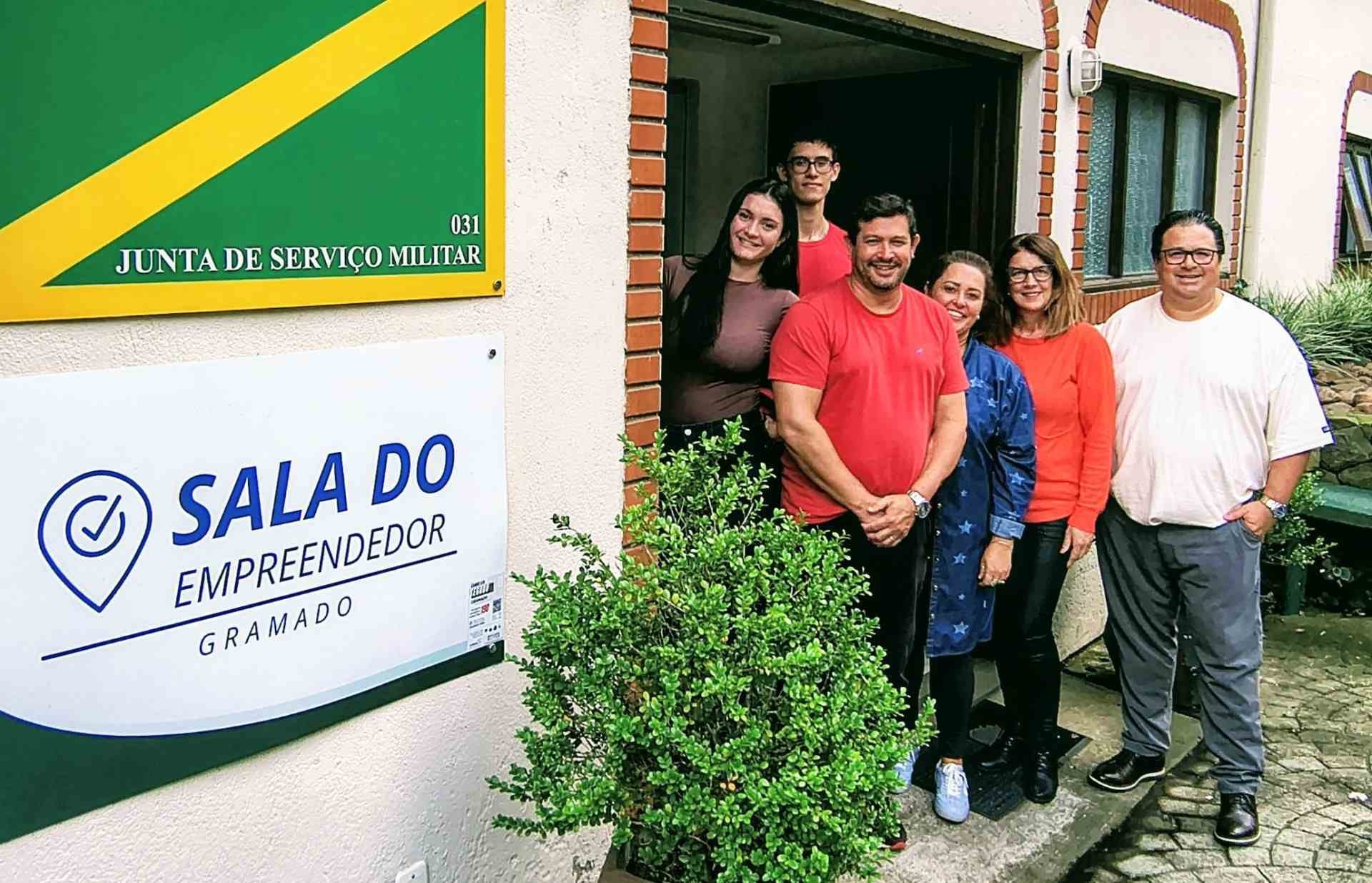 Sala do Empreendedor de Gramado orienta MEIs sobre prazo da declaração anual de faturamento