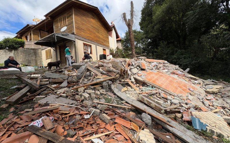Desabamento de casas no bairro Carniel, em Gramado