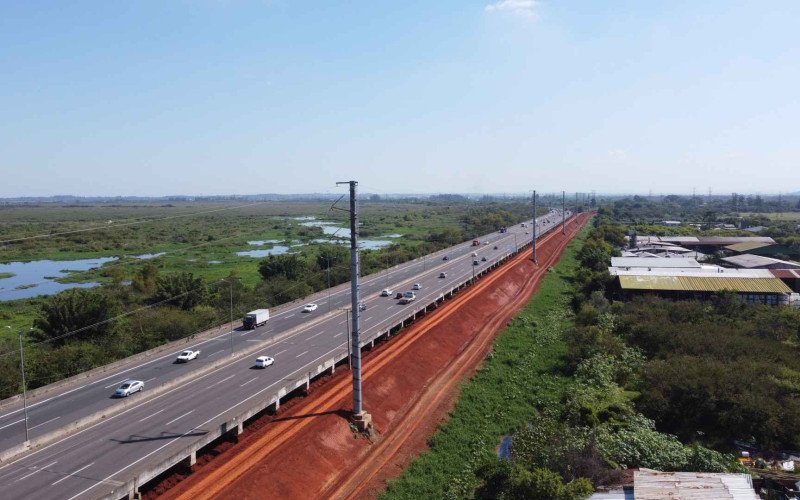 Obras de construção do dique em Canoas coloca estrutura lado a lado com a BR-448