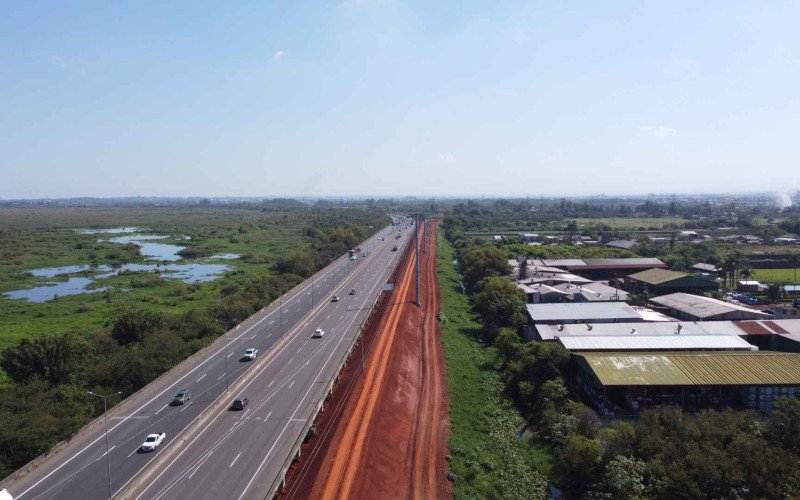 Obras de construção do dique em Canoas coloca estrutura lado a lado com a BR-448
