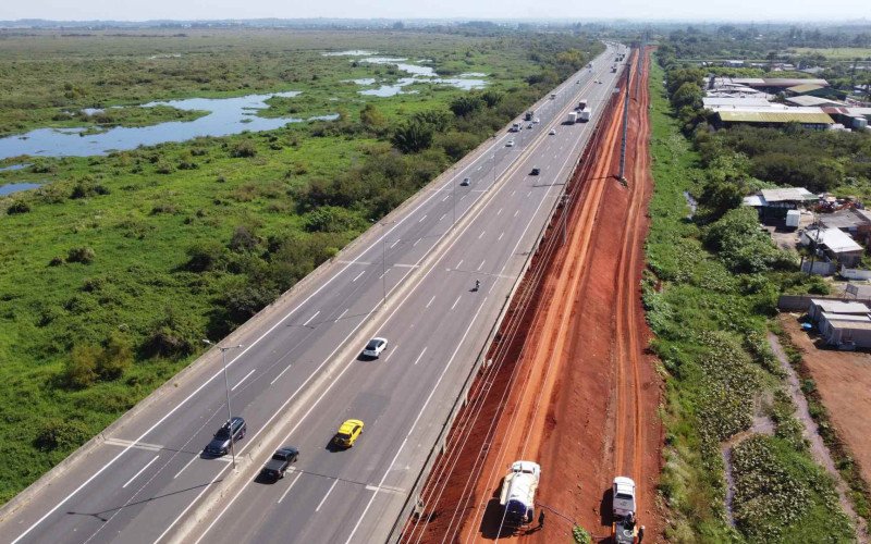 Obras de construção de dique em Canoas colocam estrutura lado a lado com a BR-448