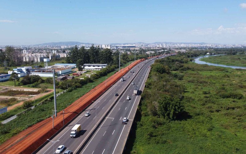 Obras de construção do dique em Canoas coloca estrutura lado a lado com a BR-448