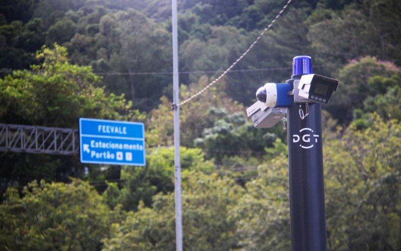 Câmeras colocadas na ERS-239, me frente ao Teatro Feevale