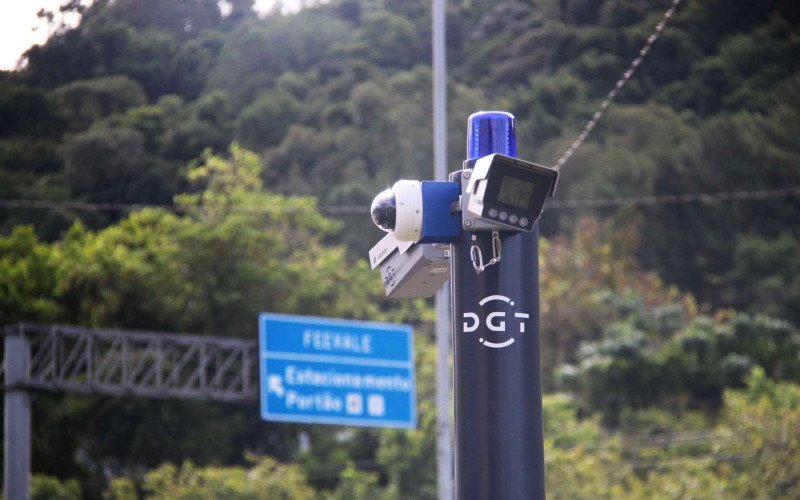 Câmeras colocadas na ERS-239, me frente ao Teatro Feevale
