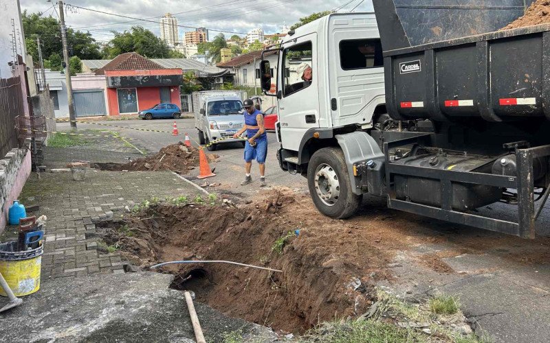Equipe da Secretaria de Obras abriu pontos com erosões e retirou canos quebrados para instalar novos