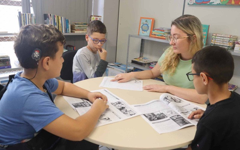 Professora e alunos do NAP lendo o Jornal do NAP | abc+