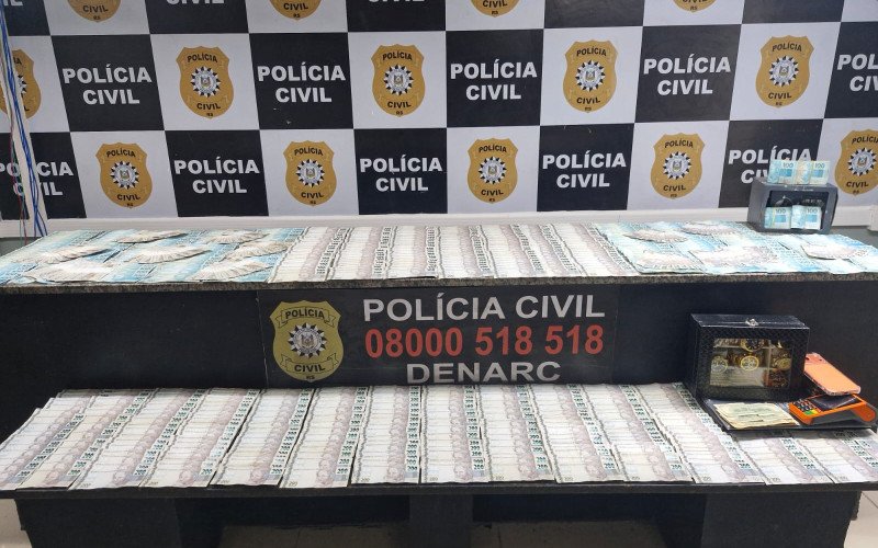 Mulher tentou esconder o dinheiro quando percebeu a chegada da Polícia | abc+
