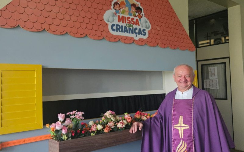 Padre Raimundo Resende junto ao cenário da Missa com Crianças, um de seus orgulhos enquanto reitor do santuário