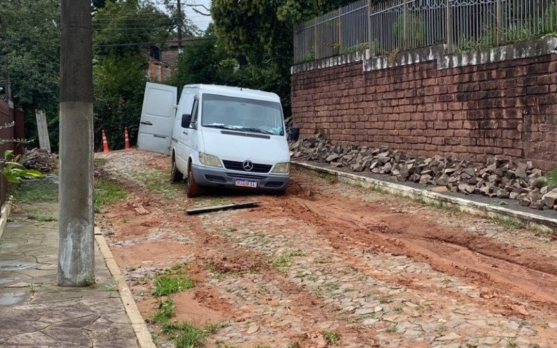 Obra da ETE Pradinho no Morro do Espelho - veículo atolou no barro espalhado por via após as intervenções