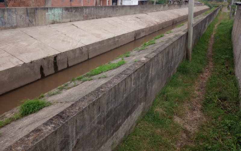Alteamento do muro do Arroio Cerquinha