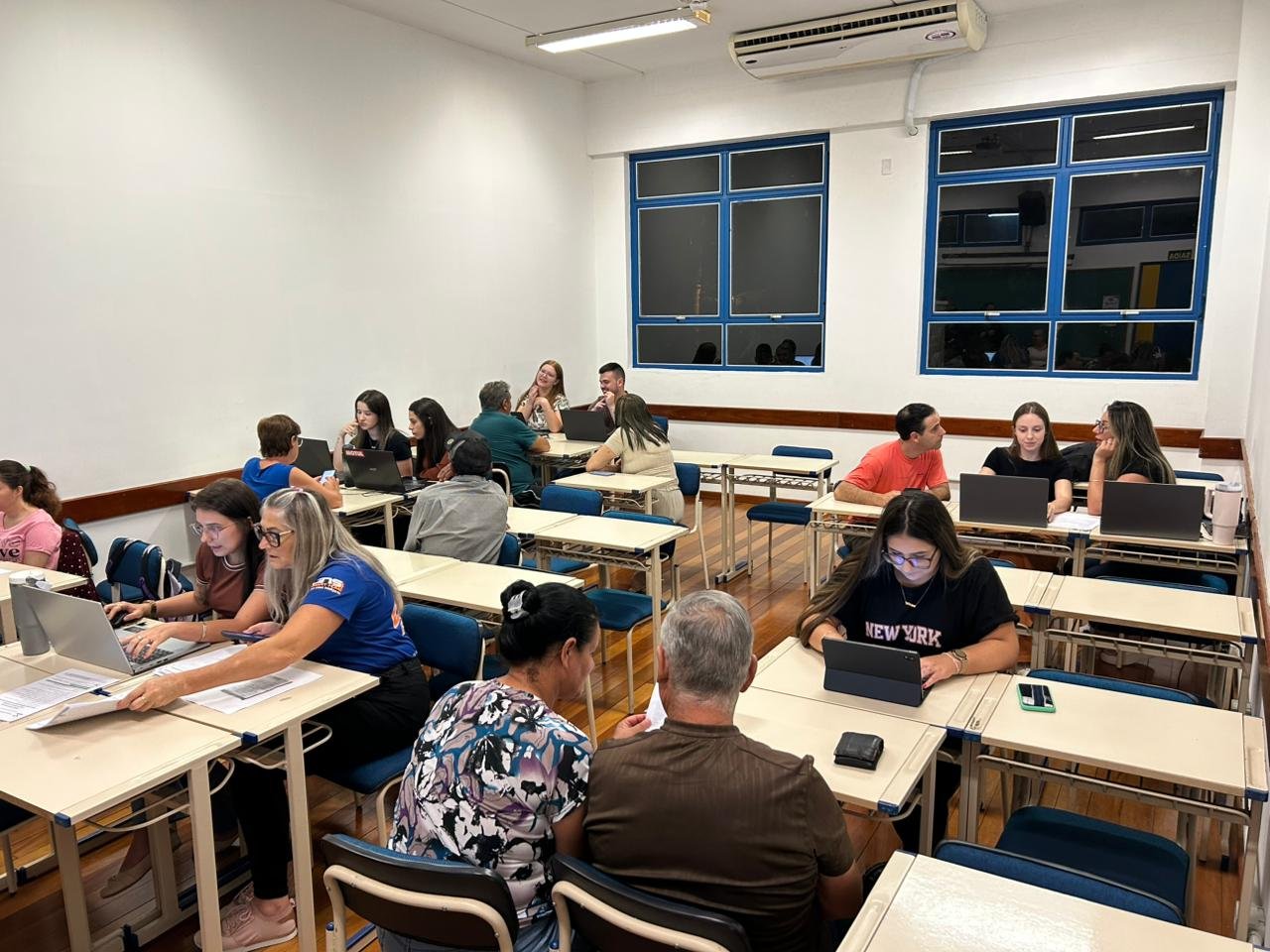Alunos da Faccat dão orientações gratuitas sobre declaração do IR