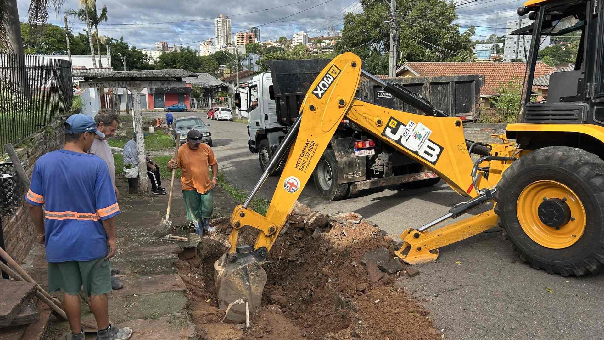 “Uma vitória”: Após mais de dois anos, começa conserto de cinco erosões em calçada de 107 metros