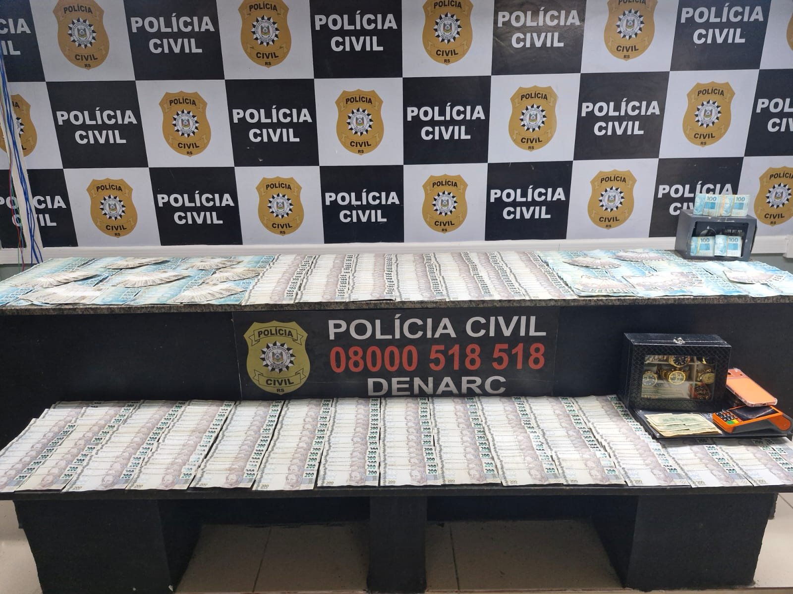 De look do dia &agrave; lavagem de dinheiro: Mulher joga R$ 120 mil em telhado, mas acaba presa em Novo Hamburgo