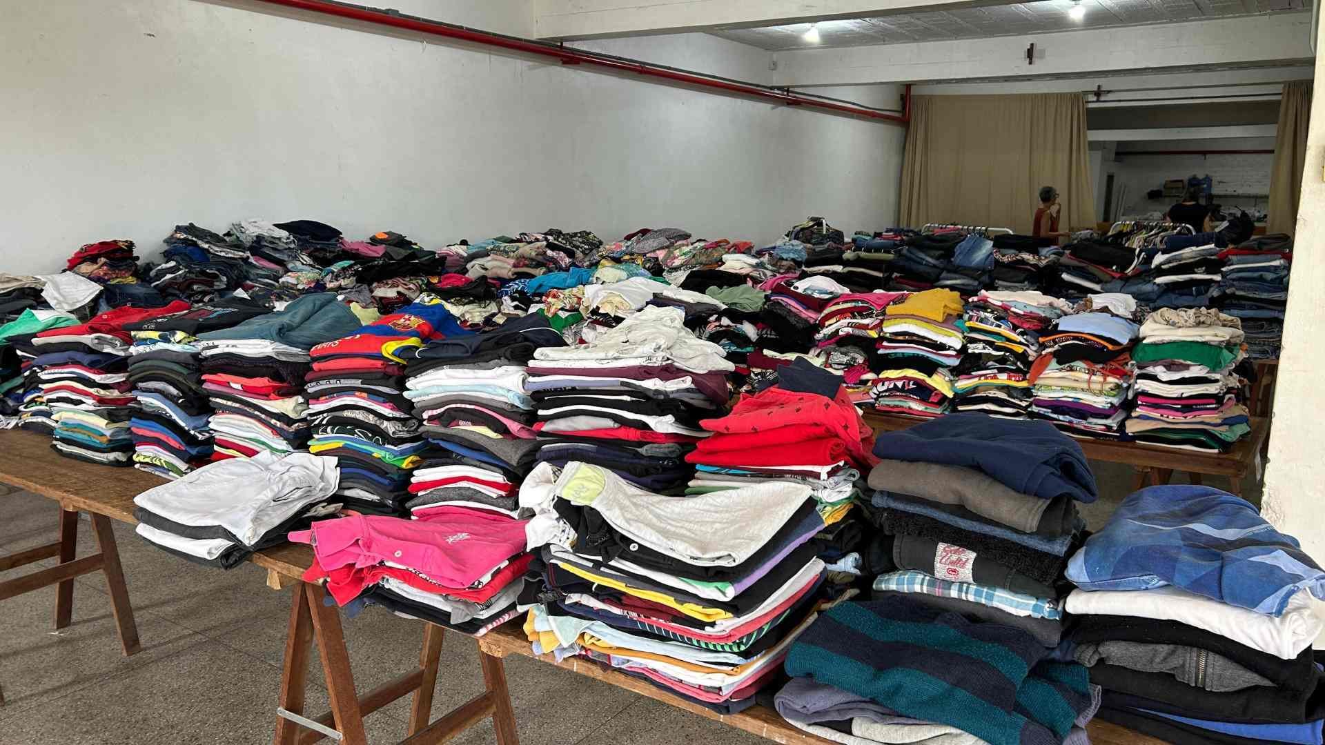 Roupas e calçados por 2 e 5 reais: Brechó solidário acontece neste sábado no Vale do Sinos