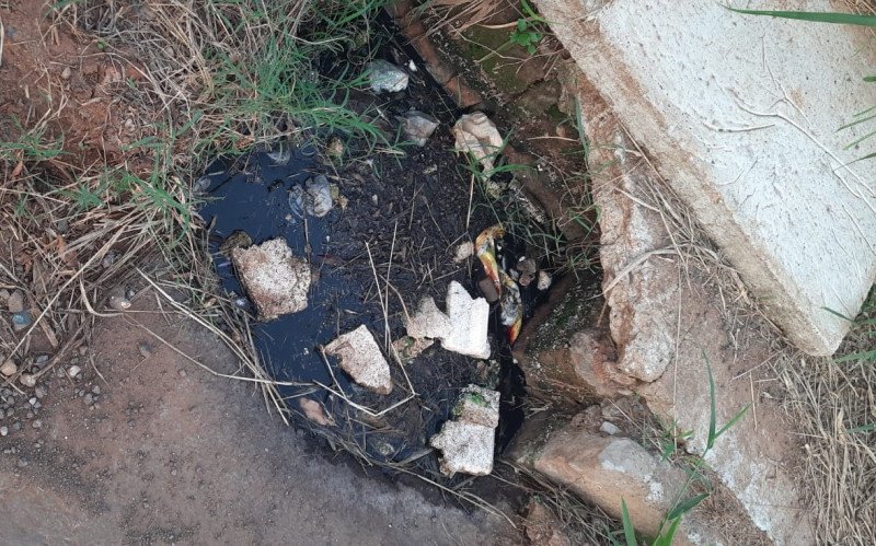 Moradores de condomínio na Feitoria reclamam de esgoto aberto a céu aberto