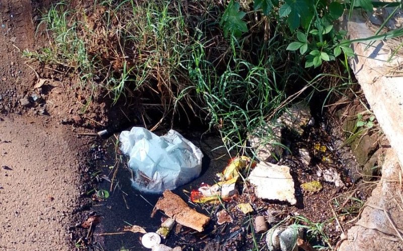 Moradores de condomínio na Feitoria reclamam de esgoto aberto a céu aberto