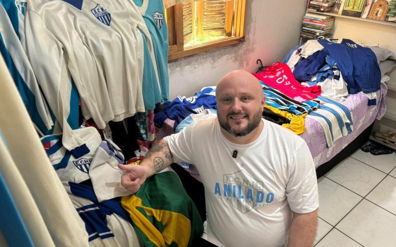 Carlos possui mais de 300 camisetas do Novo Hamburgo, mas já teve mais de mil, inclusive do Inter